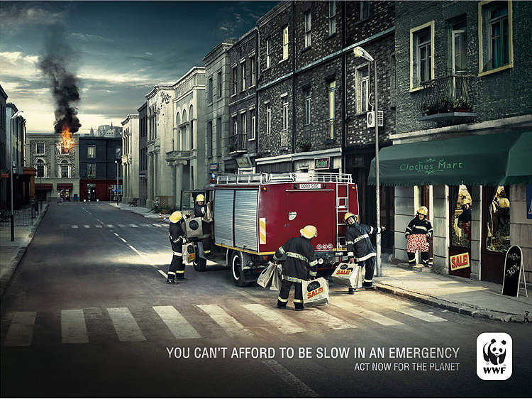 des pompiers font des courses dans une boutique avec leur camion de pompier pendant qu'un feu d'immeuble est en cours Vous ne pouvez pas vous permettre d'être lent en cas d'urgence © WWF