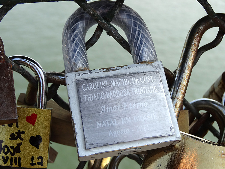 Les plus beaux cadenas du pont des arts à Paris -caroline maciel da costa - amor eterno 2011