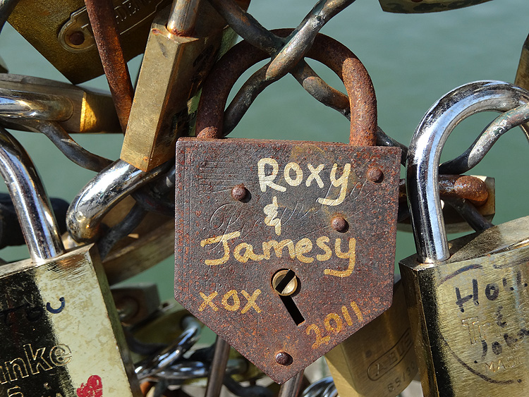 Les plus beaux cadenas du pont des arts à Paris -roxy et jamesy 2011