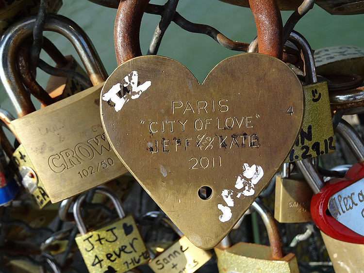 Les plus beaux cadenas du pont des arts à Paris -paris city of love jeff et kate 2011