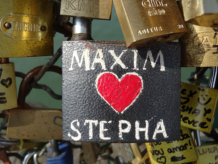 Les plus beaux cadenas du pont des arts à Paris -maxim stepha