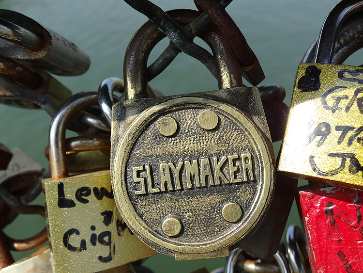 Les plus beaux cadenas du pont des arts à Paris -slaymaker