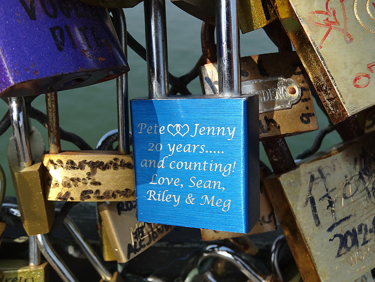 Les plus beaux cadenas du pont des arts à Paris -pete jenny 20 yers and counting love sean riley et meg