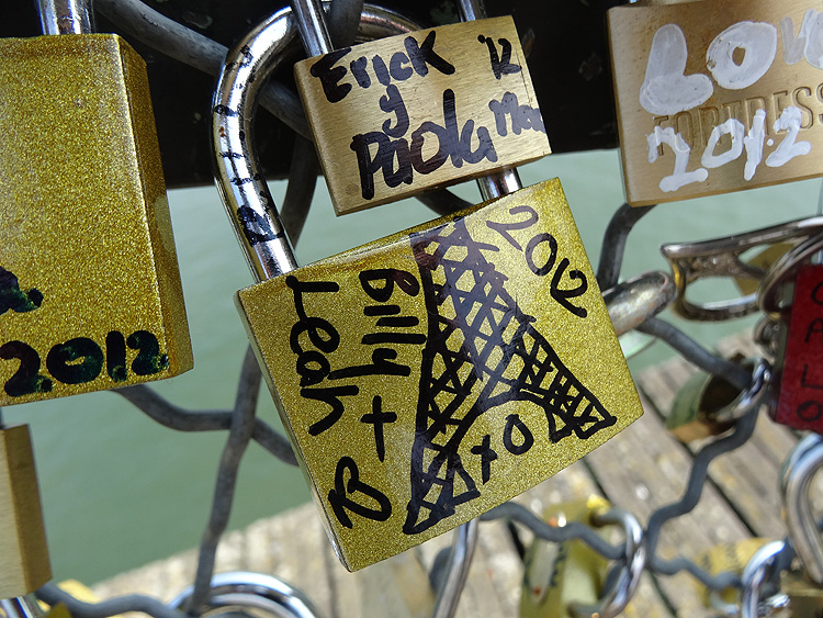 Les plus beaux cadenas du pont des arts à Paris -billy leah