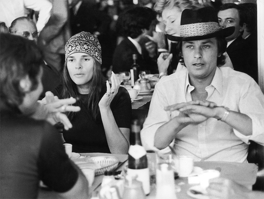 Alain Delon avec l'actrice Ali McGraw, compagne de Steve McQuenn - 1960 © Photo sous Copyright