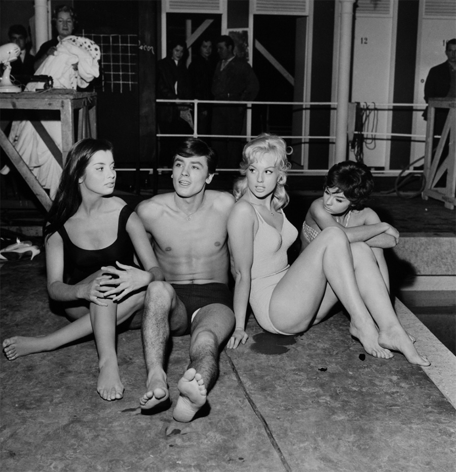 Alain Delon en maillot de bain avec Mylène Demongeot, Pascale Petit pendant le tournage du film "Sois belle et tais-toi" - 1957