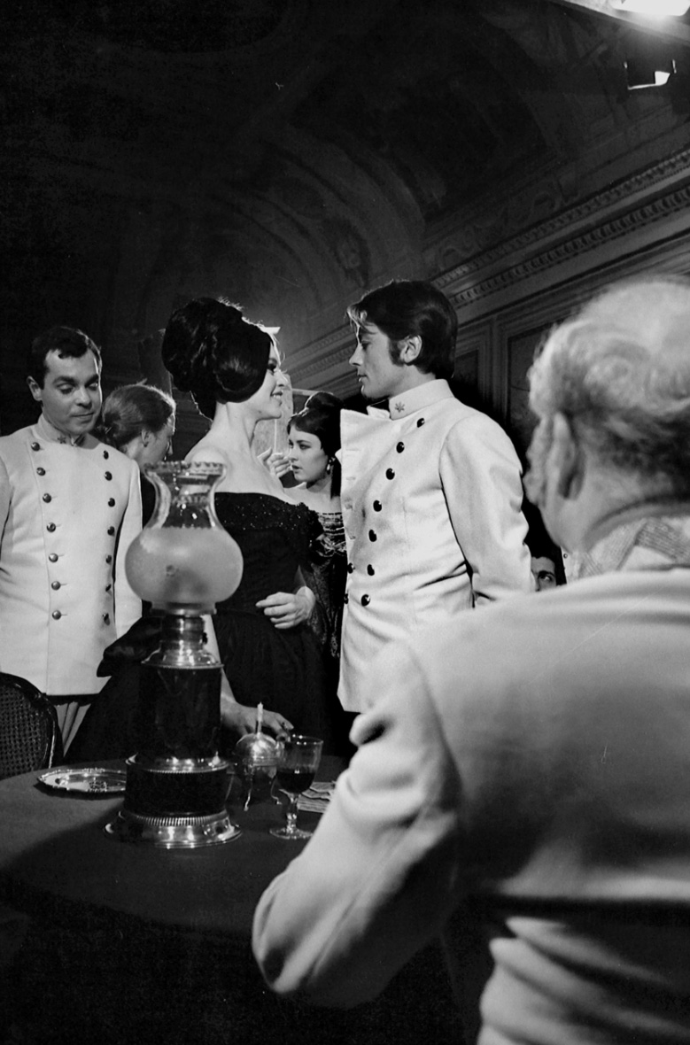 Alain Delon et Brigitte Bardot dans le film "Histoire extraordinaire" de Louis Malle - 1968 © Photo sous Copyright