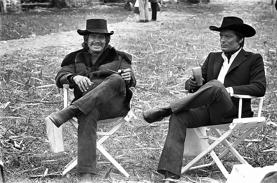 Alain Delon et Charles Bronson au repos pendant le tournage du film "Soleil Rouge" - 1971 © Photo sous Copyright