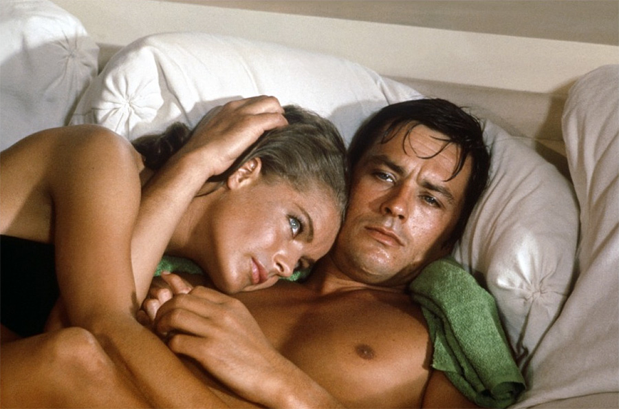 Alain Delon et Romy Schneider au lit ensemble pendant une prise de vue du film "La piscine" de Jacques Deray - 1968 © Photo sous Copyright