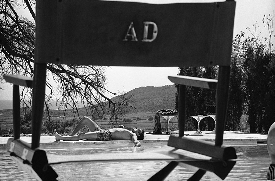 Alain Delon et la chaise à ses initiales sur le tournage du film "La piscine" de Jacques Deray - 1968 © Photo sous Copyright