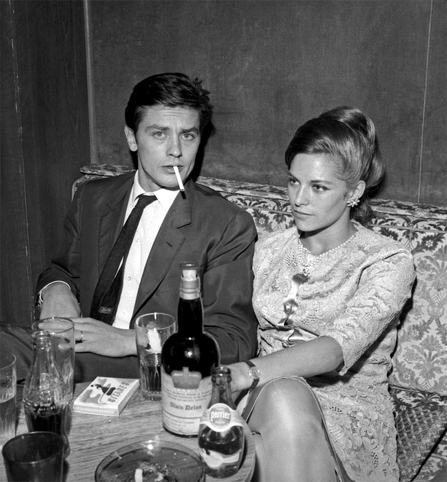 Alain Delon et sa femme Nathalie Delon prenant un verre - 1965 © Photo sous Copyright