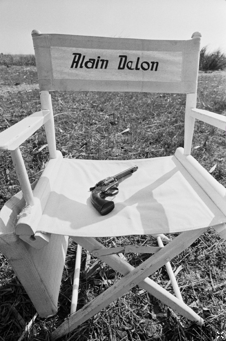 La chaise et le revolver d'Alain Delon dans le film "Soleil rouge" 1971 © Photo sous Copyright