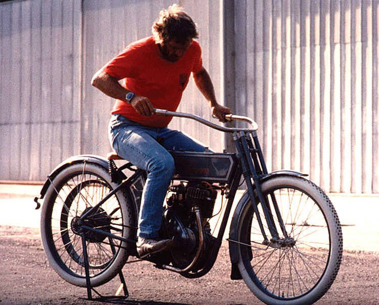 Steve McQueen sur une ancienne Harley-Davidson 