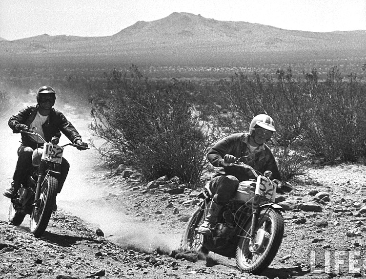 Steve McQueen (moto 152) à participé à un 500 miles de Motocross, 2 jours de course à travers le désert de Mojave. Steve courait la course avec son ami et cascadeur pour le film "La Grande Evasion" Bud Ekins. © photo by : John Dominis 