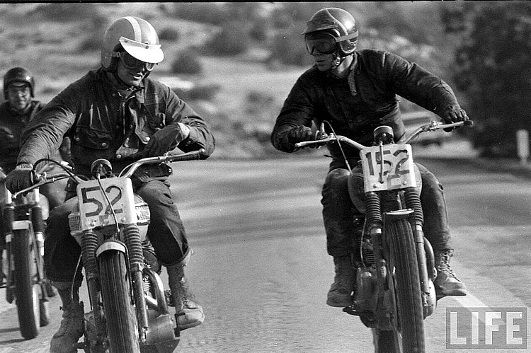 Bud Ekins et Steve McQueen en pleine discussion sur leurs Triumph - 1963 © photo by : John Dominis 