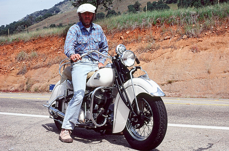 Steve McQueen en 1980 sur une Indian 1941 © photo by :    