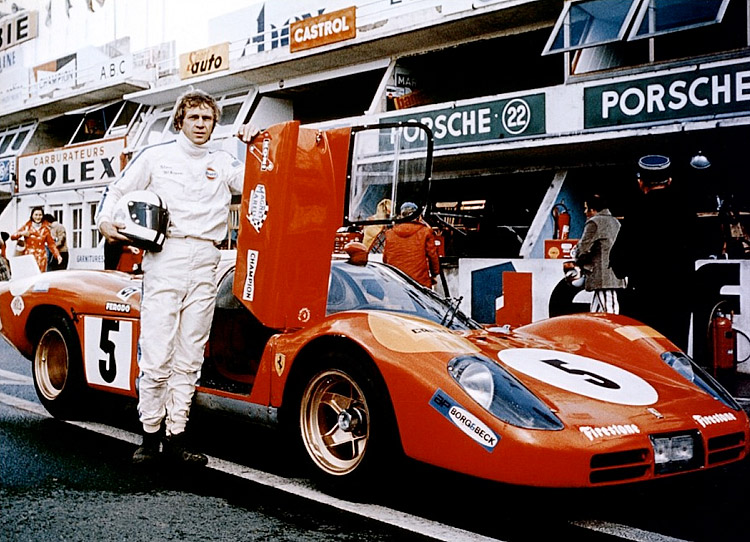Steve McQueen sur le tournage du film "Le Mans" © photo by : Lion André de Lourmel 