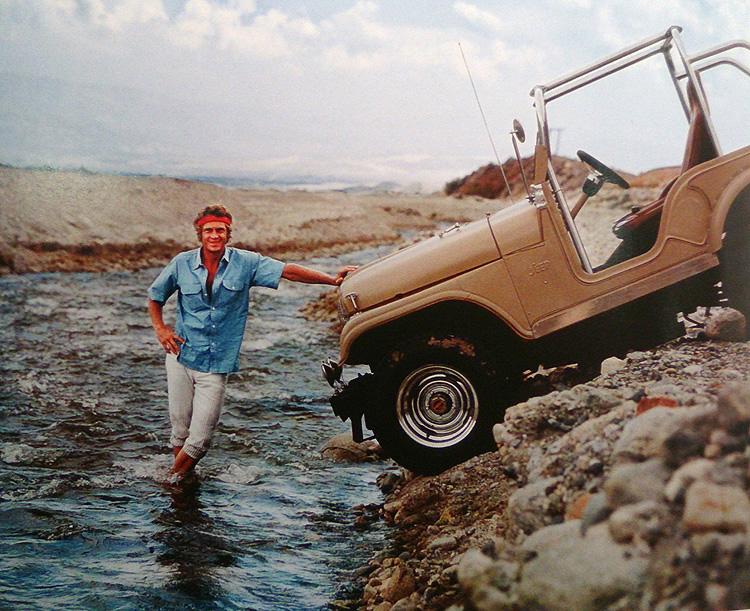 Ciel bleu, yeux bleus et une unique Jeep CJ à moteur Chevy V8; Le photographe Milton Greene accompagna Steve McQueen au Mexique pour un parcours de reconnaissance avant la Baja 500 de 1969.