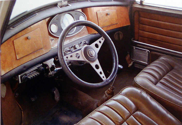 Brown a fabriqué la planche de bord en bois et Tony Nancy a garni les sièges en vinyle brun clair. Le volant est un modèle de Vilem B. Haan © photo by : Matt Stone