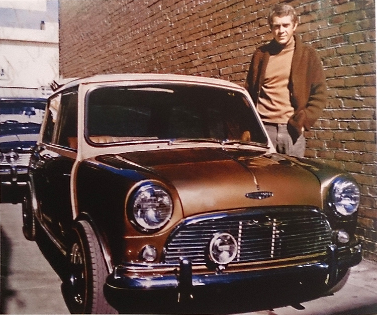 La plus petite des machines à quatre roues de Steve McQueen fut cette Mini-Cooper S de 1967. Cette photo fut prise à l'atelier de carrosserie de Lee Brown à Hollywood, quand l'heureux propriétaire vint en prendre livraison après une peinture et quelques retouches. Brow précise que l'unique longue-portée fut une "idée purement McQueen". © Photo by : Lee Brown