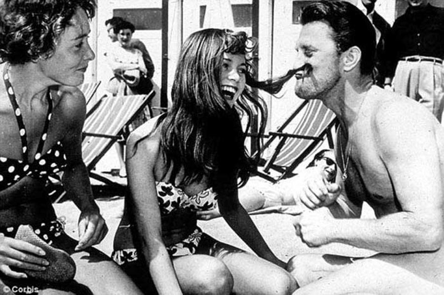 les plus belles photos de Brigitte Bardot.Brigitte Bardot et Kirk Douglas © Copyright : DR