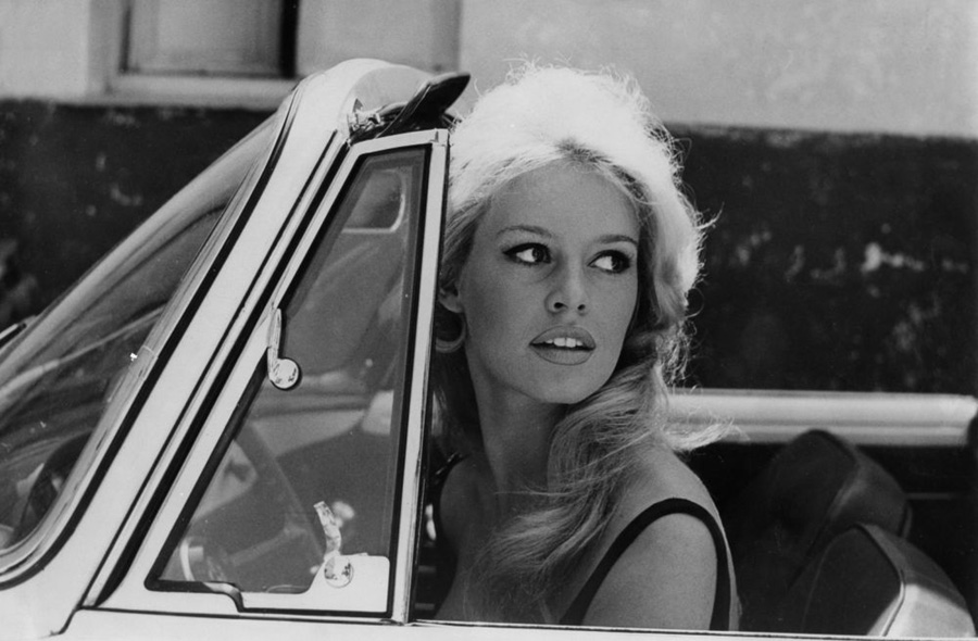 les plus belles photos de Brigitte Bardot.Brigitte Bardot dans la Renault Floride