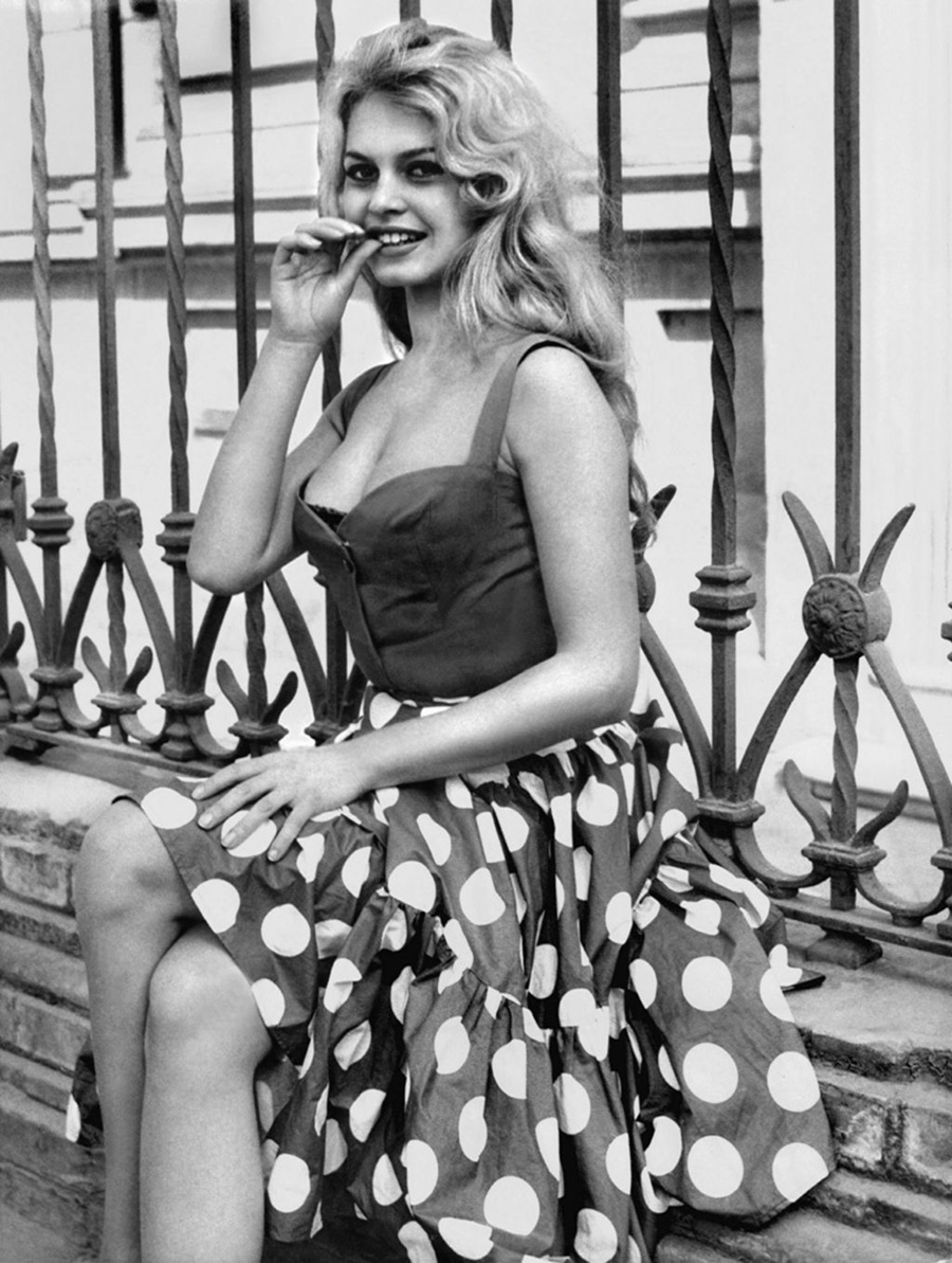 les plus belles photos de Brigitte Bardot.Brigitte Bardot à l'âge de 16 ans attire déjà le regard © Photo copyright : DR