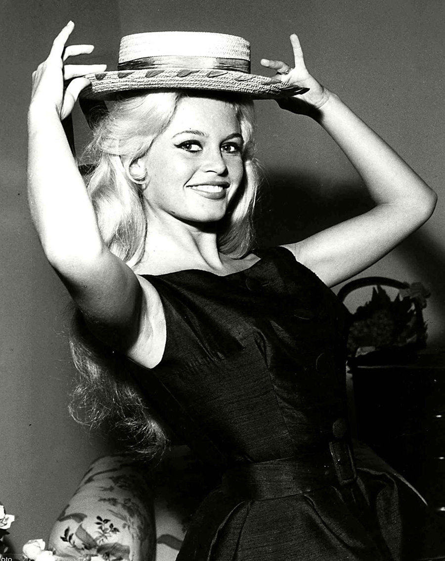 les plus belles photos de Brigitte Bardot.Brigitte Bardot chapeau et robe noire des plus jolies © Photo copyright : DR
